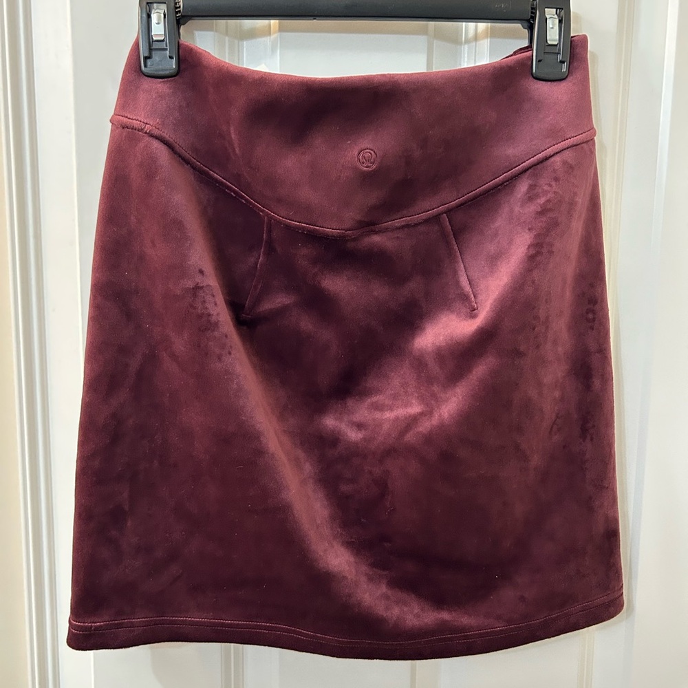 NWT Lululemon $88 Retail Scuba HR Mini Skirt Velvet size XL color Garnet.